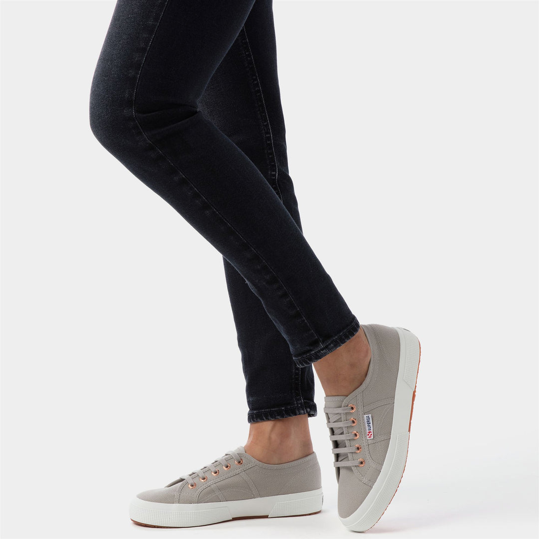 Le Superga Unisex 2750-COTU CLASSIC Sneaker LT GREY-ROSE GOLD Dressed Front Double		