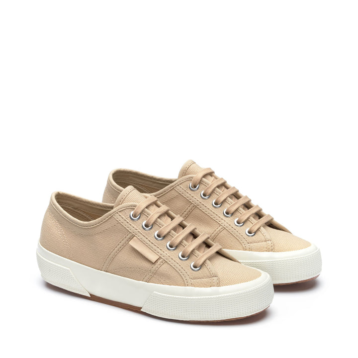 Le Superga Unisex 2750 OG Low Cut BEIGE LT-FWHTAVORIO Dressed Front (jpg Rgb)	